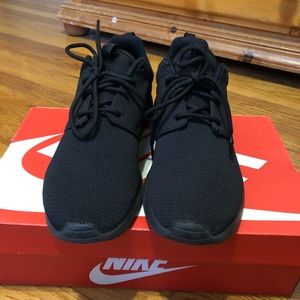 Nike Women’s Black Roshe One